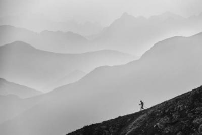 III miejsce - Piotr Dymus: Bieg Granią Tatr to jeden z najtrudniejszych i najbardziej spektakularnych biegów górskich ultra w Polsce. Na zdjęciu jeden z zawodników podczas zbiegu ze Starobociańskiego