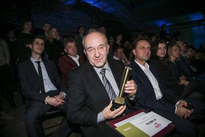 Stefan Szczepłek ("Rzeczpospolita") z Nagrodą im. Bohdana Tomaszewskiego (fot. Piotr Król/Press)