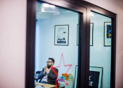 Grupa marketingowa Walk od 2015 roku funkcjonuje w pofabrycznym budynku przy ul. Dzielnej 60 w Warszawie.