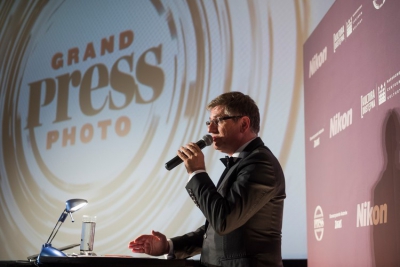 Gala Grand Press Photo 2016. Roman Czejarek, prowadzący galę. (fot. Adam Guz/Press)