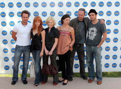 W drugiej serii serialu "Twarzą w twarz" obok Pawła Małaszyńskiego i Magdaleny Walach pojawią się nowe postaci.
 